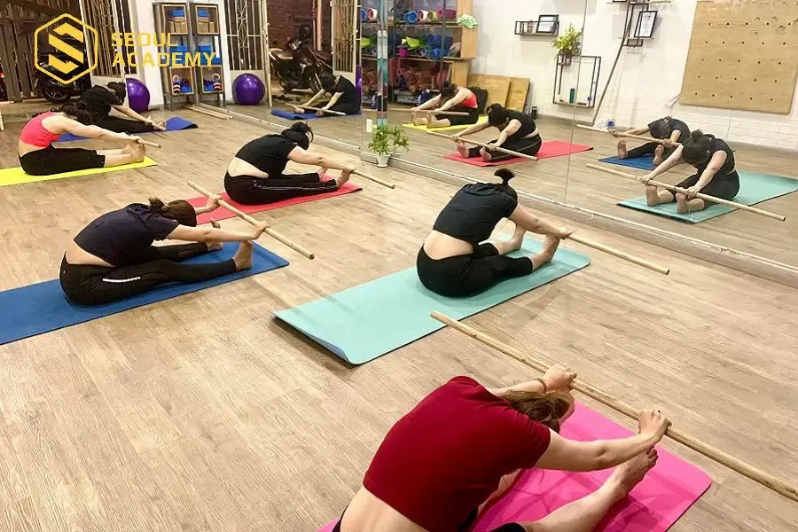 Buổi tập giãn cơ tại trung tâm Mây yoga