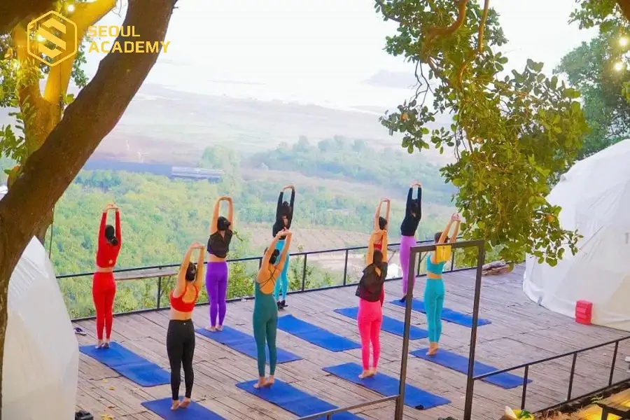 Tập yoga trị liệu tại trung tâm Yoga Queen