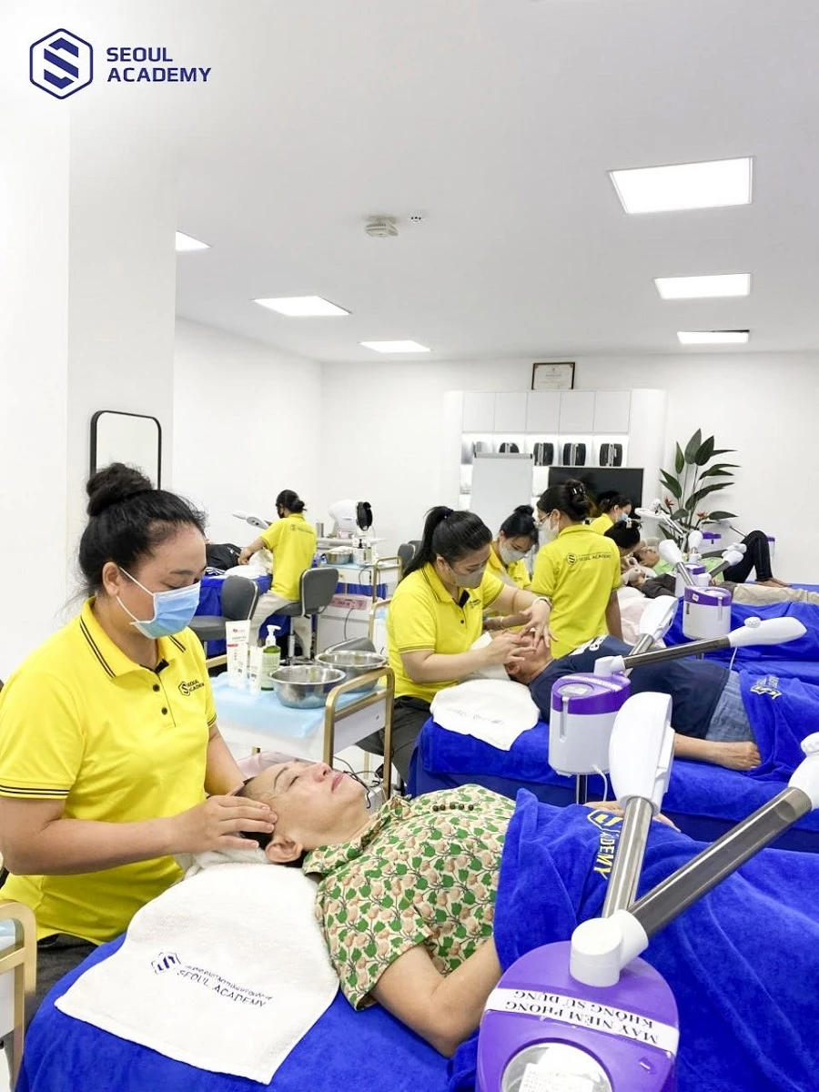 Làm spa vẫn có thể để móng tay nhưng không để móng quá dài hay làm móng rườm rà