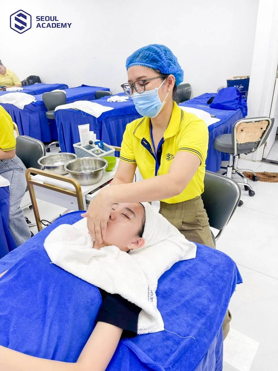 Các kỹ thuật spa thường phải tiếp xúc trực tiếp tay với da khách hàng nên cần giữ vệ sinh và cắt ngắn để đảm bảo an toàn cho khách