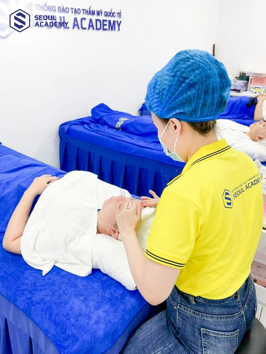 Móng tay không quá dài sẽ giúp thao tác thực hiện chăm sóc, điều trị da chính xác hơn.