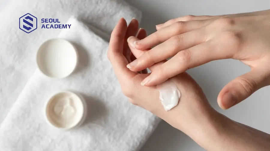 Chăm sóc, dưỡng ẩm thường xuyên giúp duy trì đôi bàn tay mềm mại, hạn chế bị khô da tay