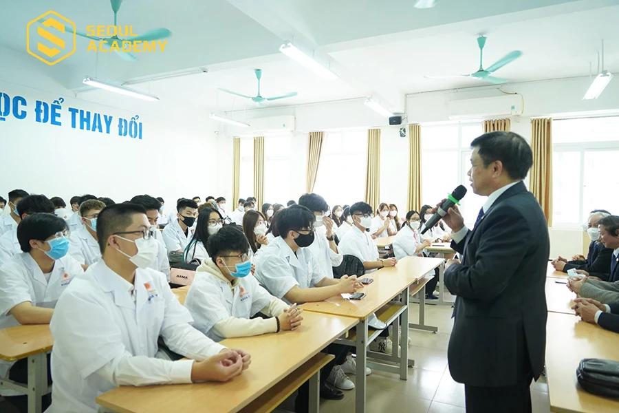 Số lượng sinh viên ở đại học thương từ hơn 50-150 sinh viên