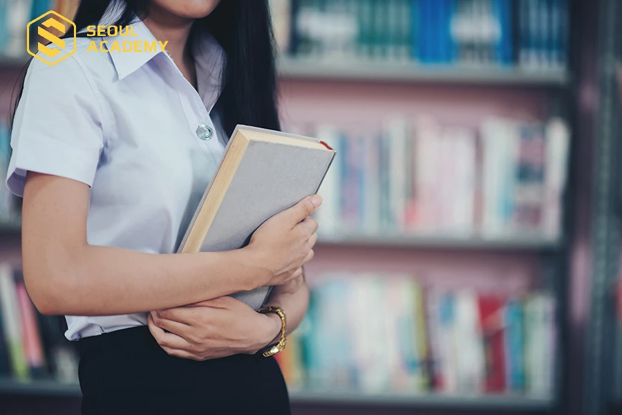 Sinh viên nên mượn sách ở thư viện vì sách ở đại học khá đắt