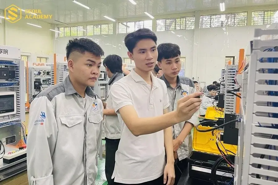 Nam giới có thể tìm hiểu và học các nghề kỹ thuật có nhu cầu cao và thu nhập tiềm năng