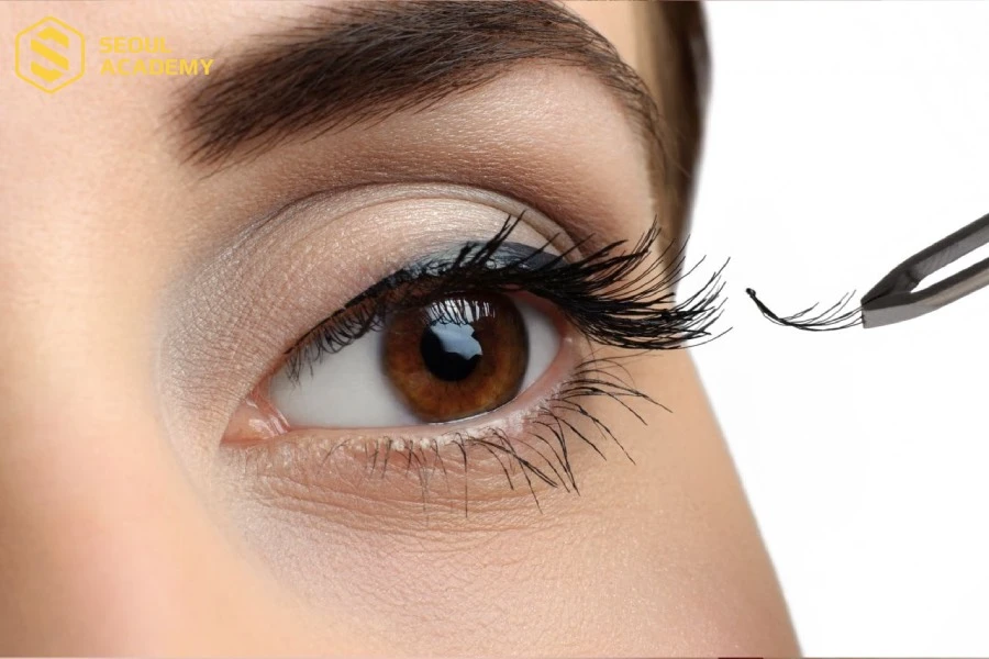 Nối mi chùm tại các vị trí cụ thể, không nối nguyên hàng mi
