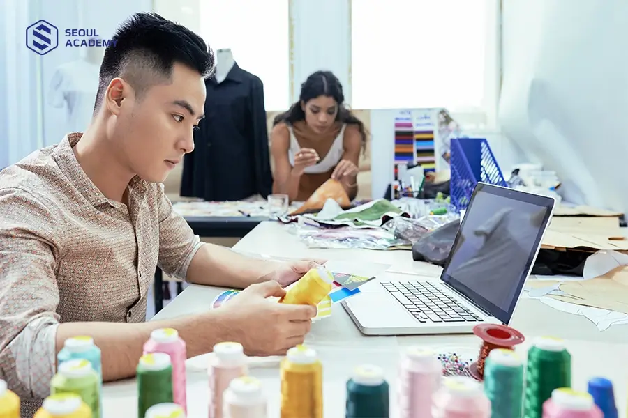 Điểm chuẩn của ngành KDTT&DM dao động từ 18-25 điểm