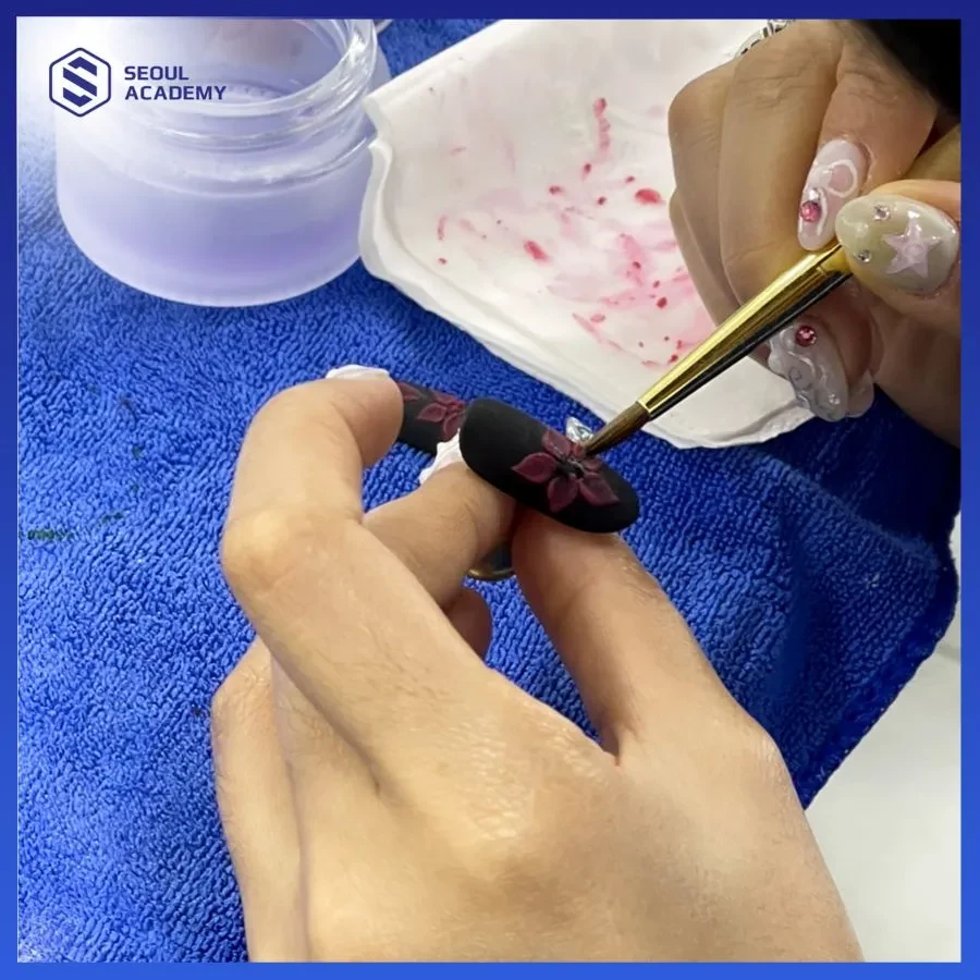 Nghề nail là lĩnh vực làm đẹp tổng hợp có sự kết hợp giữa mệnh thủy và mệnh kim