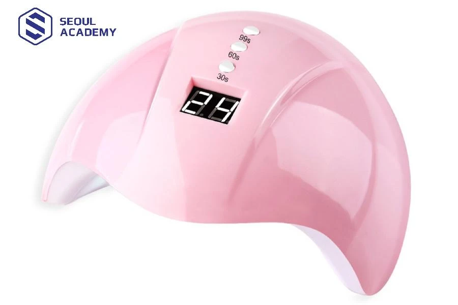 Đèn LED hoặc đèn UV giúp móng giữ được lâu hơn