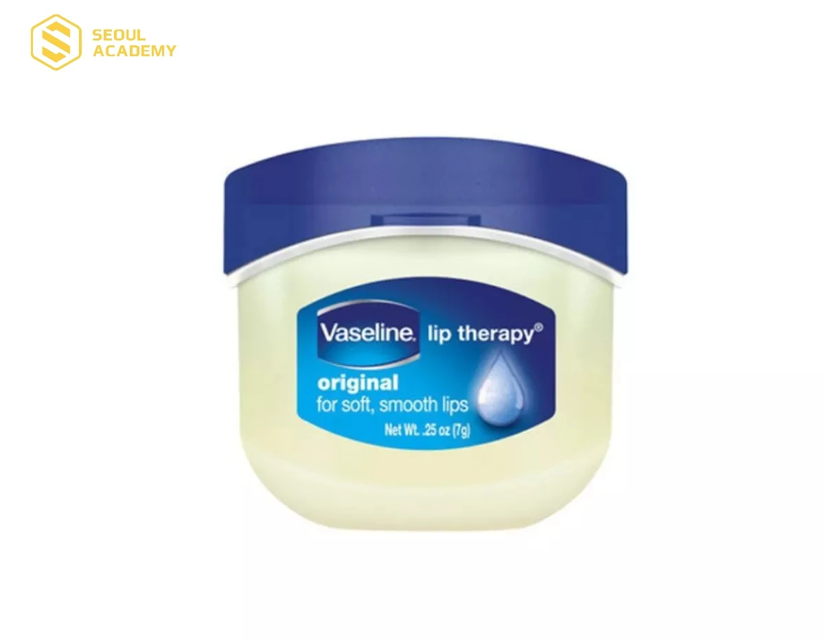 Vaseline là dòng dưỡng môi quen thuộc được sử dụng sau phun xăm