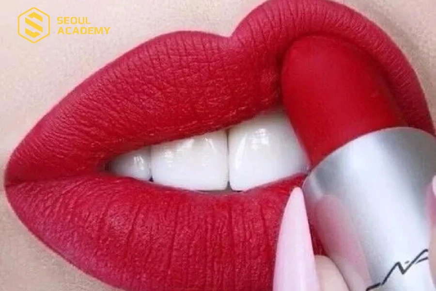 Son đỏ hồng thiên đỏ tuy không mới nhưng có khả năng làm bật tone da và màu răng vô cùng tốt
