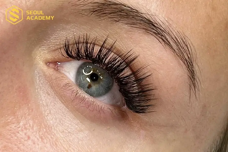 Những người có mắt to, mắt lồi phù hợp để nối mi lông vũ