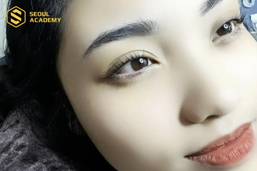 Không chạm tay vào lông mi sau khi nối