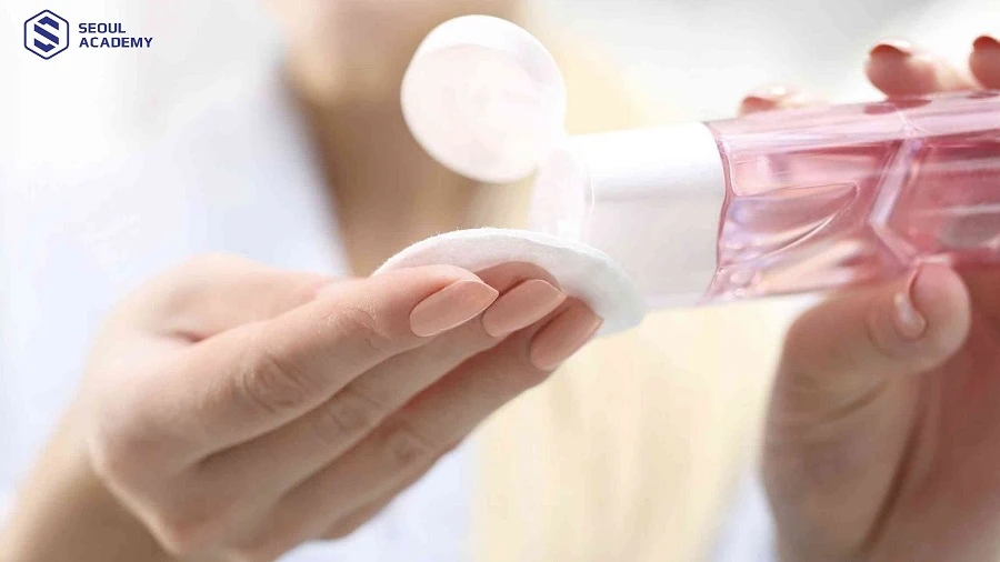 Sử dụng nước muối sinh lý vệ sinh da nhẹ nhàng