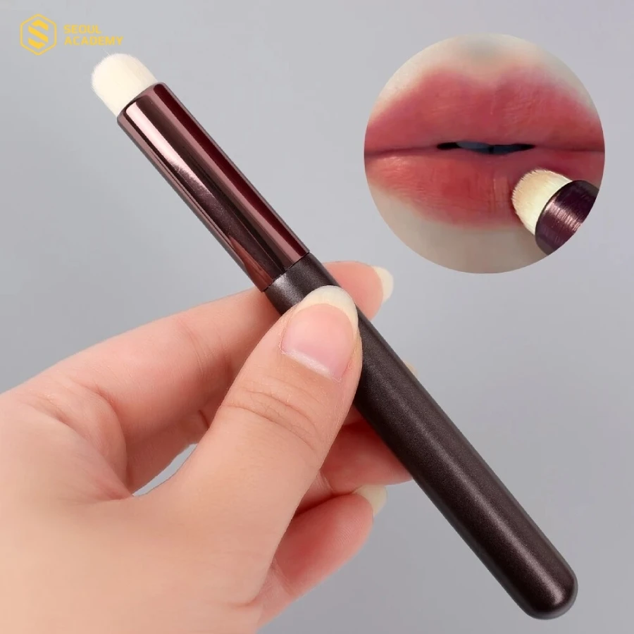 Bạn nên dùng cọ đầu tròn, nhỏ sẽ giúp bạn dễ thao tác viền môi và tán son mịn màng