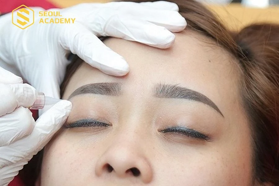 Kỹ thuật phun xăm lạc hậu dễ gây đau rát và tình trạng mí mắt bị trổ xanh ngay sau khi phun xăm