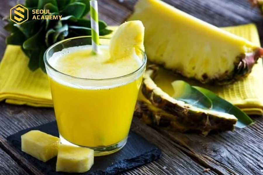 Uống nhiều nước ép thơm và nước ép rau quả có màu sáng