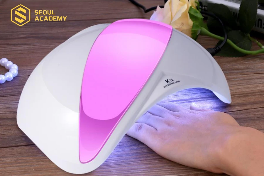 Sơn gel thạch vẫn cần có máy hơ đèn để khô nhanh