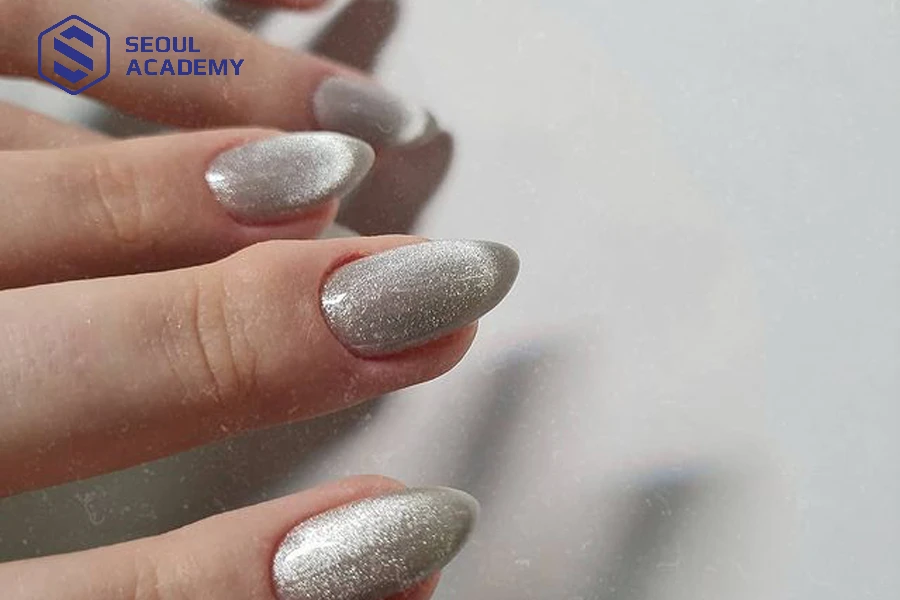 Mẫu sơn móng tay màu bạc ánh kim nổi bật 