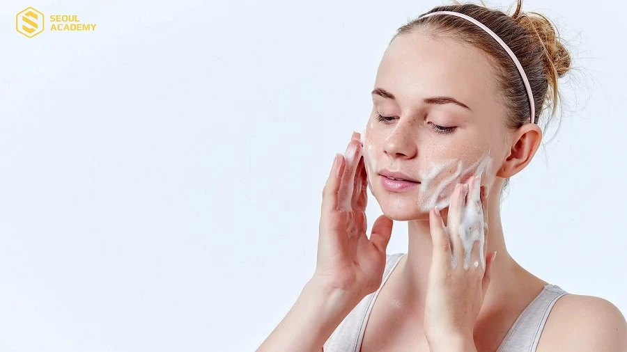 Làm sạch da là bước quan trọng nhưng nếu làm sạch không kỹ hoặc làm sạch quá mức cũng gây tổn thương hàng rào bảo vệ da