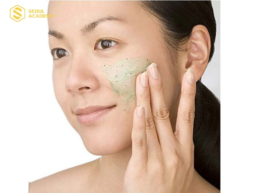 Tẩy da chết định kỳ sẽ giúp tế bào da mới phát triển mịn màng, khỏe mạnh hơn