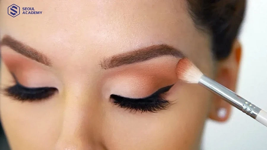 Đánh base mắt bằng một tone màu trung tính