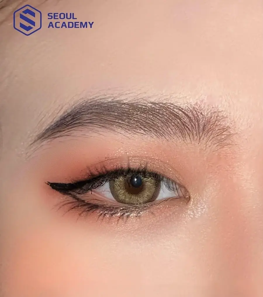 Kẻ eyeliner nhẹ nhàng và chuốt mascara chuẩn phong cách Hàn Quốc