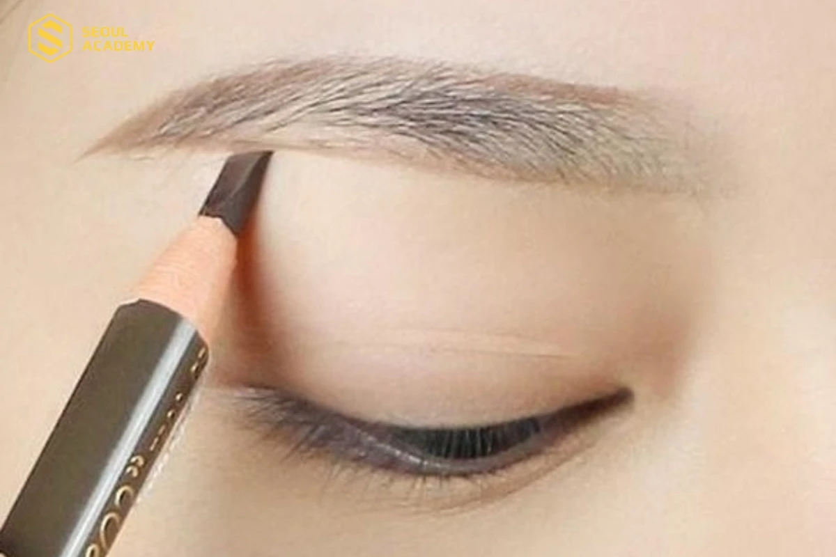 Kẻ chân mày tự nhiên theo phong cách trang điểm Nhật Bản