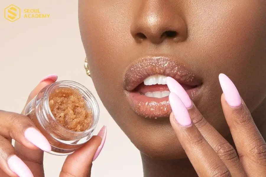 Thường xuyên tẩy da chết môi định kỳ giúp môi mịn màng, hồng hào hơn
