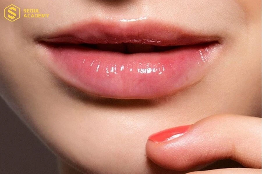 Chăm sóc môi thường xuyên để duy trì một đôi môi căng mọng, mịn màng
