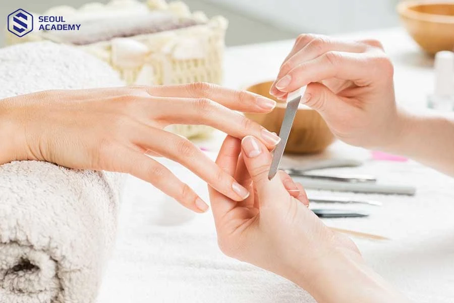 Các dụng cụ làm nail sau khi sử dụng đều dính cặn bẩn