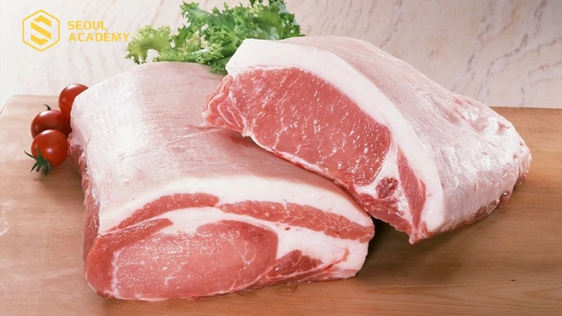 Xăm môi có được ăn thịt lợn không là thắc mắc của nhiều người