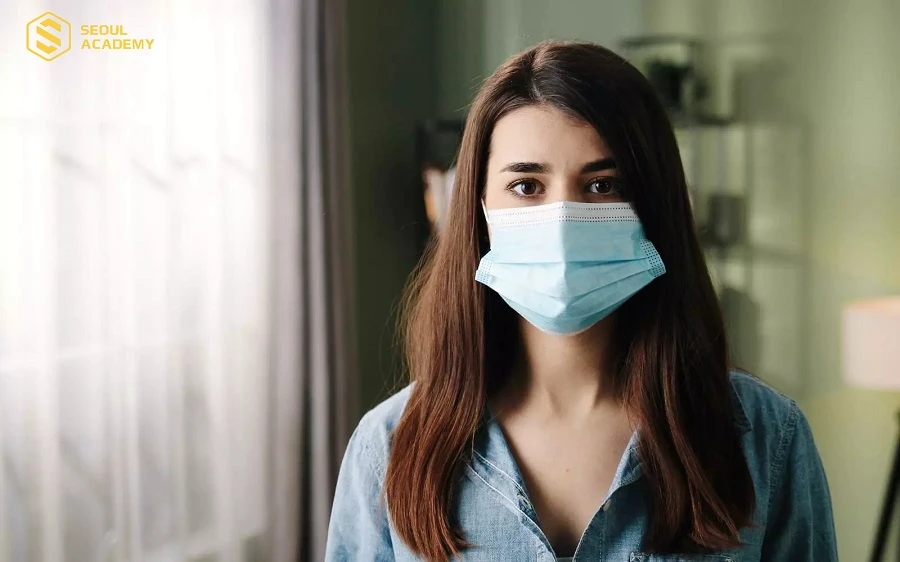Sau xăm môi vẫn cần đeo khẩu trang nhưng cần đeo đúng loại cũng như đúng thời điểm