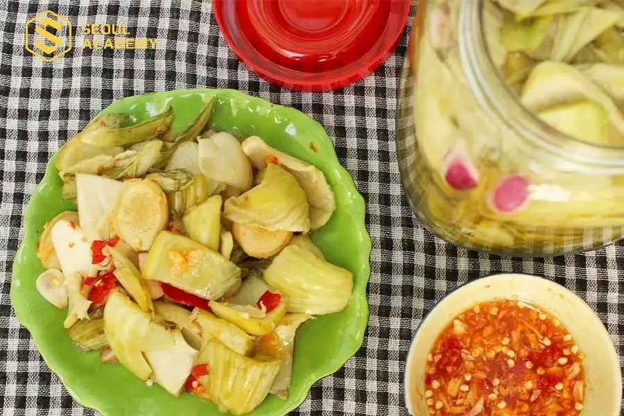 Sau xăm môi không nên ăn cải muối chua