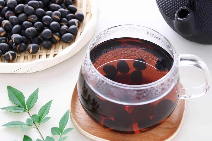 Sau xăm môi lỡ uống nước đậu đen có sao không?