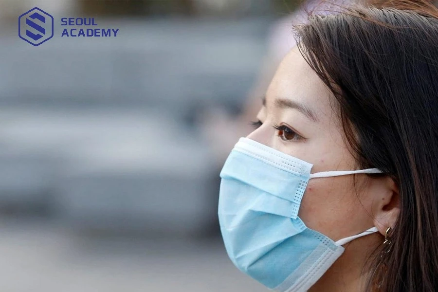Mang khẩu trang để bảo vệ môi khi ra ngoài