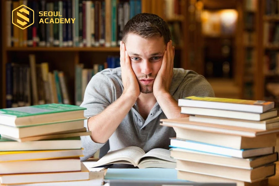 Phải cập nhật lại lượng kiến thức lớn khiến nhiều người nản chí và mệt mỏi