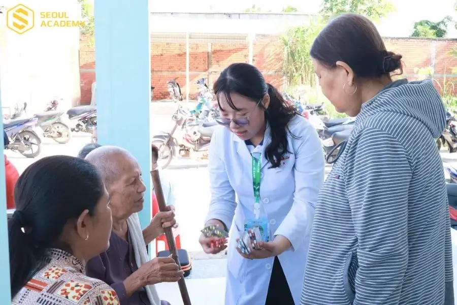 Sinh viên Khoa Y tế Công cộng trong buổi khám sức khỏe cho người cao tuổi