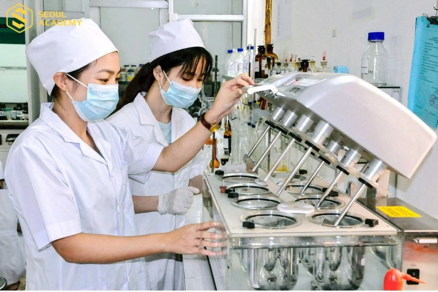 Sinh viên trường Cao đẳng Lương thực Thực phẩm thực hành tại phòng thí nghiệm