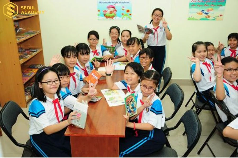Học sinh tại thư viện trường tiểu học Nguyễn Đình Chiểu
