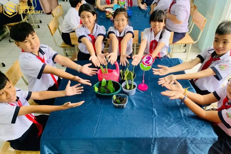 Học sinh trường Nguyễn Thị Minh Khai trong các hoạt động hướng về môi trường