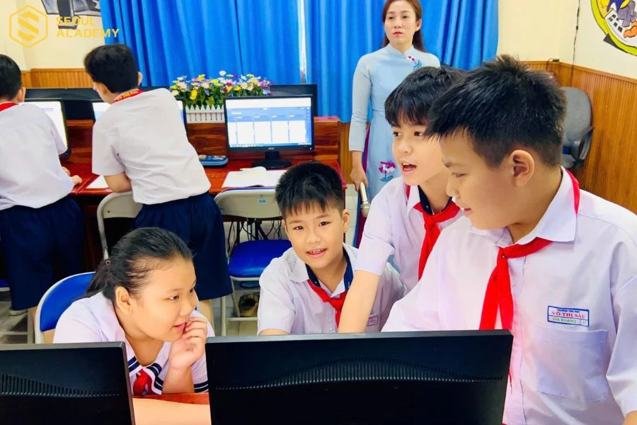 Học sinh trường tiểu học Võ Thị Sáu trong giờ Tin học