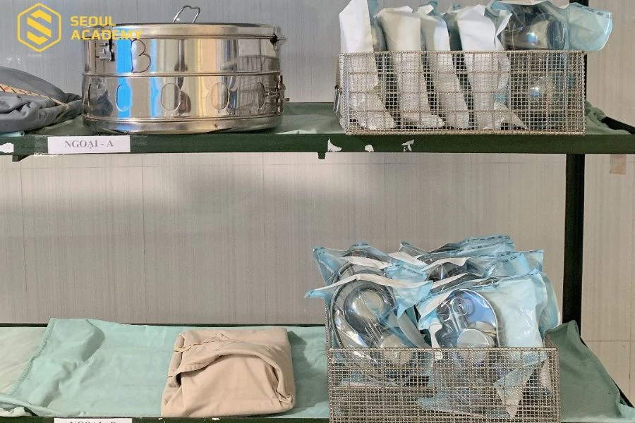 Các dụng cụ spa được phân loại và sắp xếp lên kệ sau khi đã vệ sinh