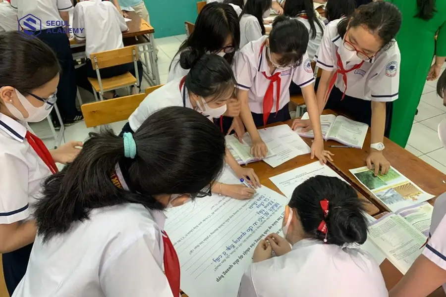 Học sinh lớp 8 nên ghi chép bài để nhớ kiến thức lâu hơn