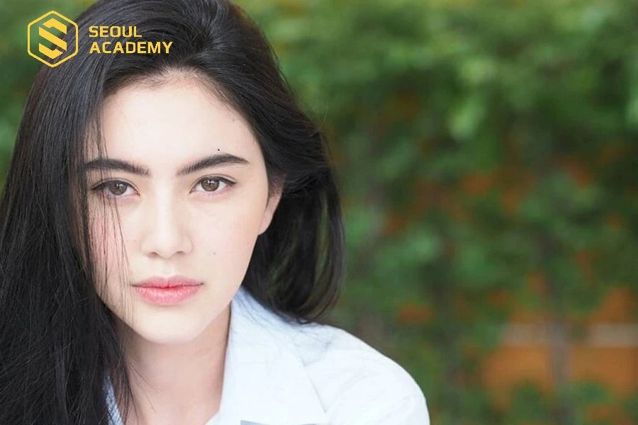 Trong trường hợp lông mày rậm nhưng không có đuôi, bạn có thể thực hiện phun thêu tạo đuôi
