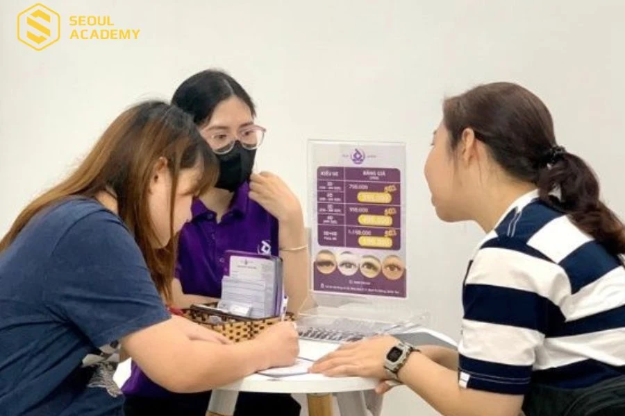 Khách hàng sẽ được tư vấn kiểu mi phù hợp trước khi nối