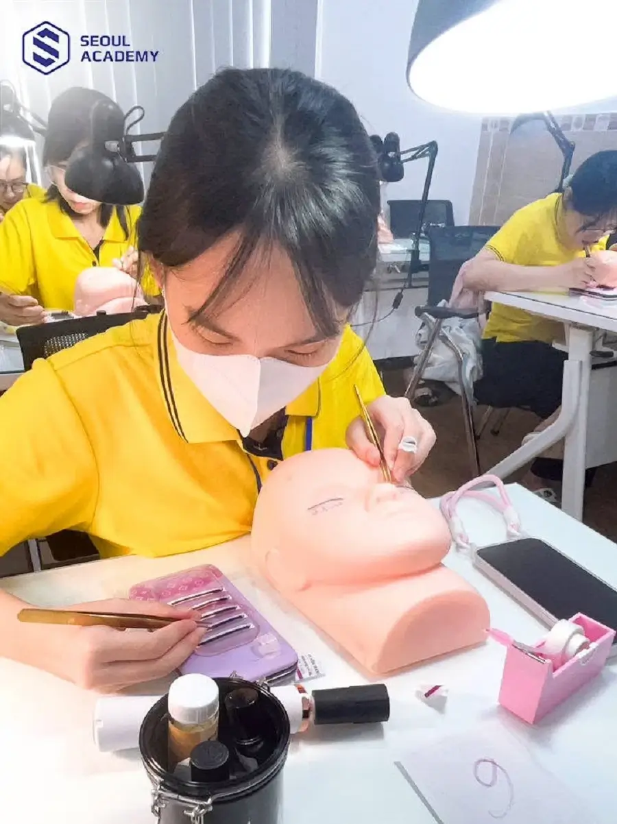 Bên cạnh những lợi ích, nghề nối mi cũng có những thách thức nhất định mà người theo nghề cần nỗ lực vượt qua