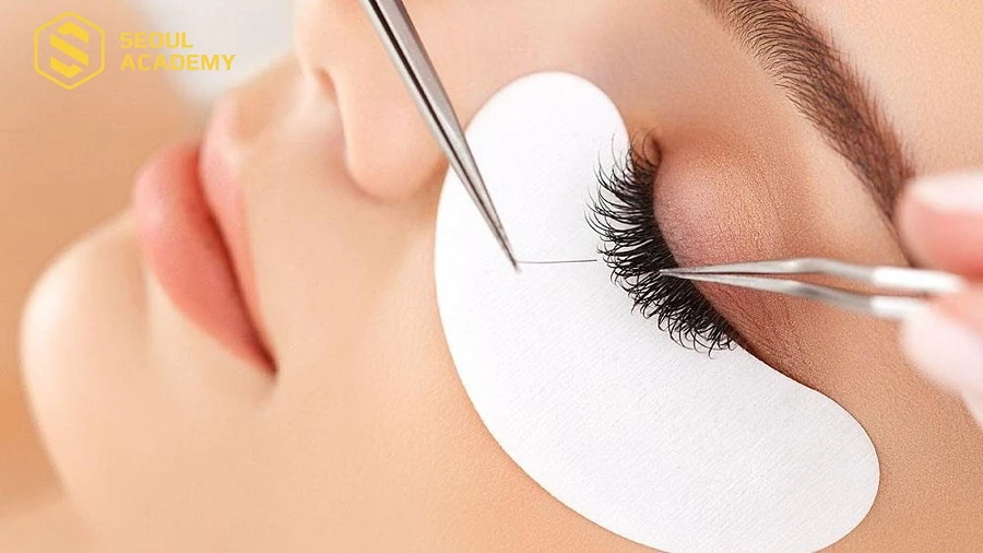 Bên cạnh những đối tượng phù hợp nối mi, vẫn có những trường hợp cần cân nhắc kỹ lưỡng trước khi nối mi