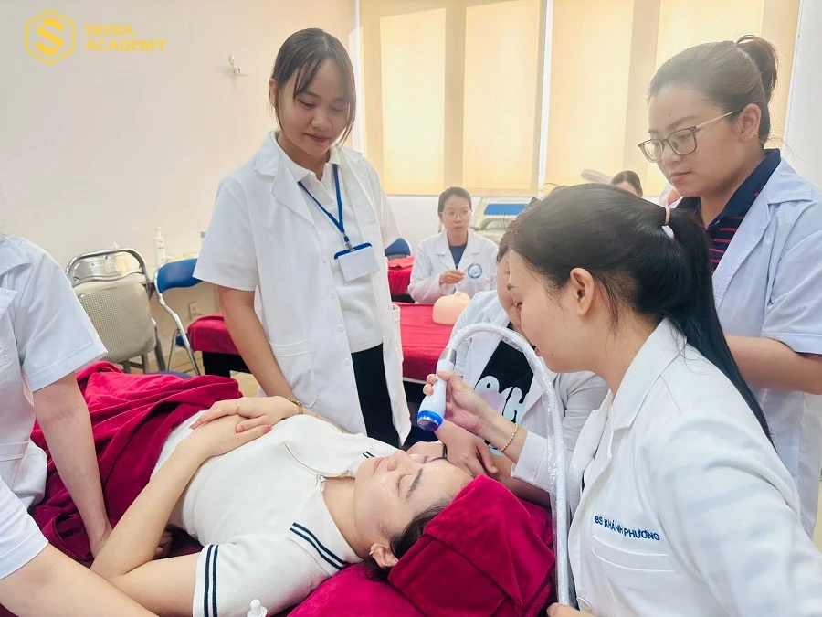 Học viên khóa học chăm sóc da đại học y dược có nhiều cơ hội việc làm rộng mở