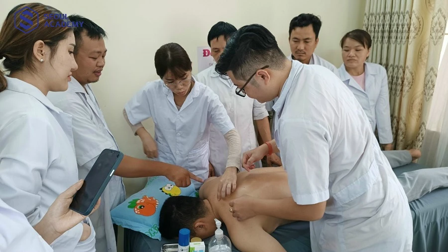 Khóa học massage bấm huyệt tại viện YHCT kéo dài từ 1,5 đến 3 tháng